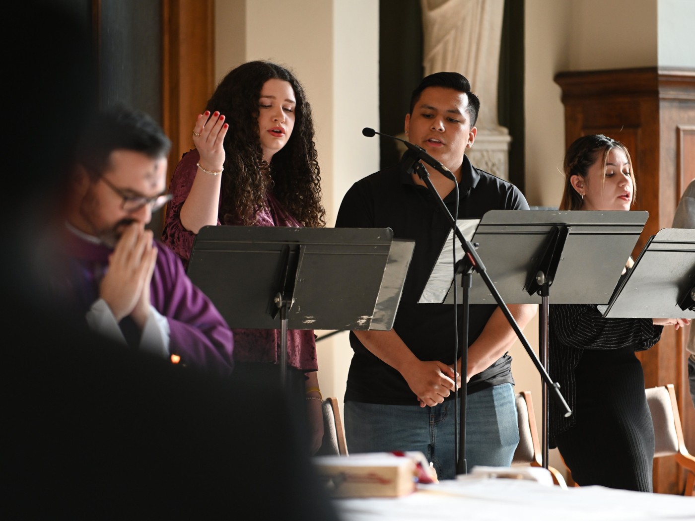Students singing uing music stands